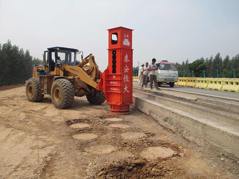 新老路基液壓夯某公路擴(kuò)寬施工（高速液壓夯實機(jī)新舊路基結(jié)合部處理）